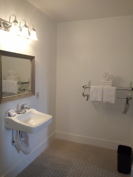 Premier Inns Thousand Oaks - Accessible Private Bathroom