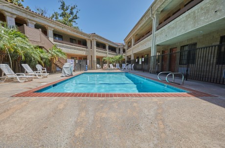 Premier Inns Thousand Oaks - Pool Area