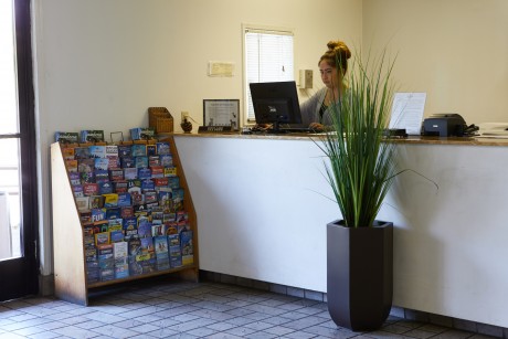 Premier Inns Thousand Oaks - Reception Desk